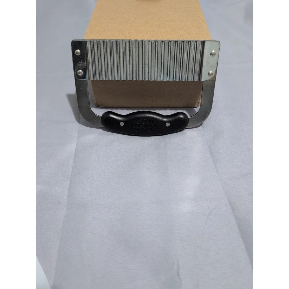 Pampered‎ Chef Crinkle Cutter Stainless Steel With Cover